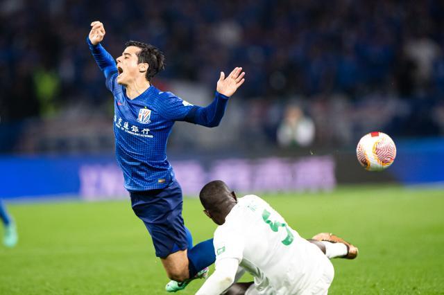 首战双外援中卫申花无可奈何 斯卢茨基力挺特谢拉