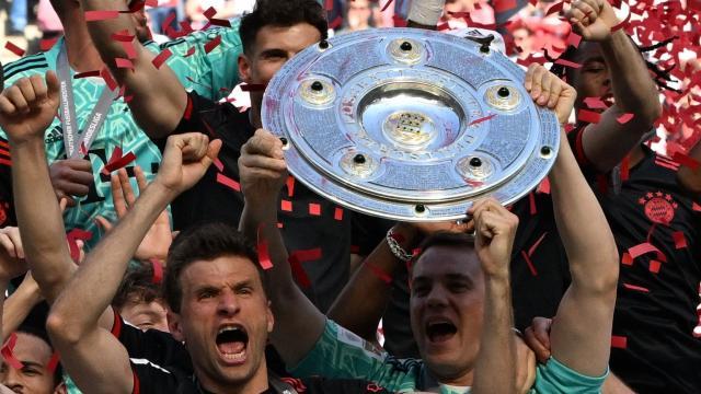 开云下载-末轮逆转夺冠×3！拜仁狂欢神奇又荒谬的11连冠