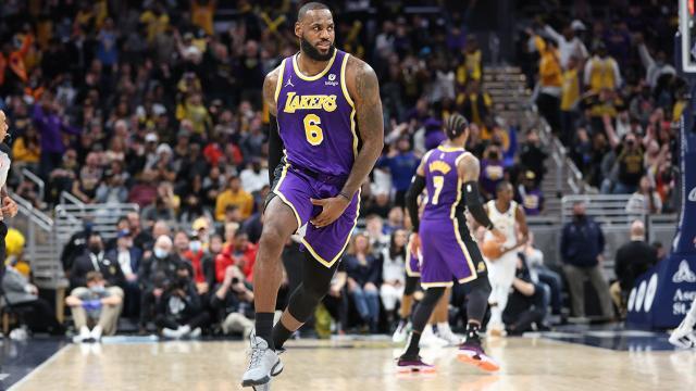 开云下载-贾巴尔批评詹姆斯“愚蠢”，湖人前辈为何如此苛刻？