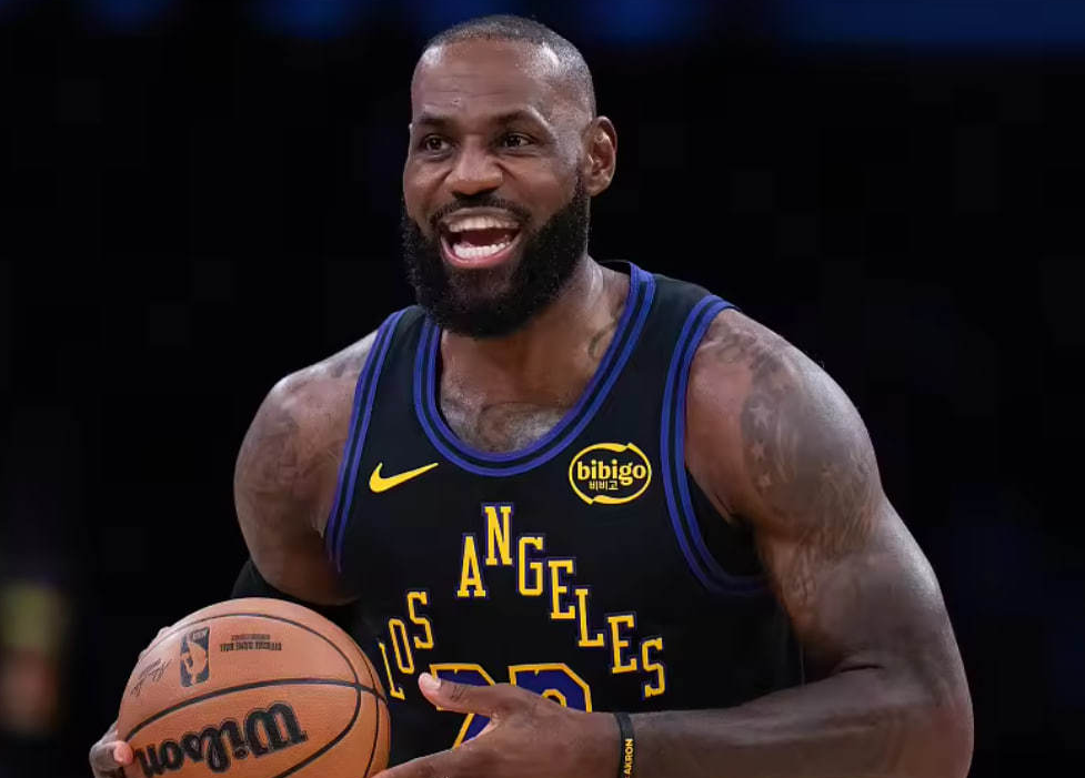 开云下载-詹姆斯留在湖人概率大增!洛杉矶生活安逸,有高尔夫球场!