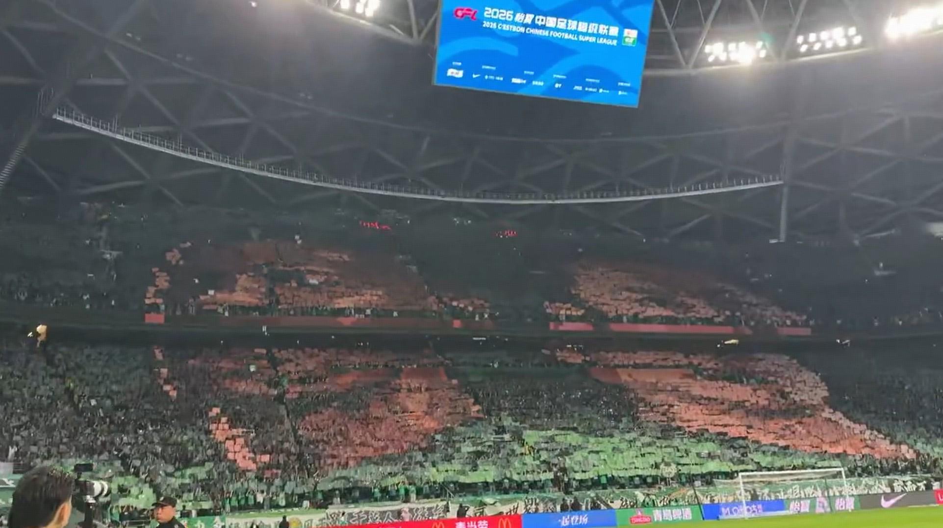 开云网站-国安对阵成都赛前，工体展示张玉宁、法比奥巨型Tifo